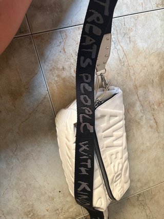 Bolso Desigual blanco con correa negra
