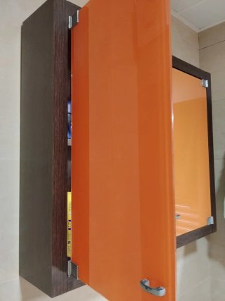 Mueble de baño madera y cristal naranja