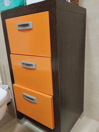 Mueble de baño madera y cristal naranja
