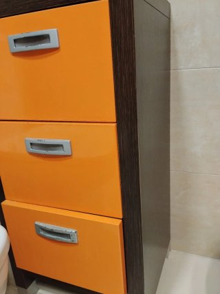 Mueble de baño madera y cristal naranja