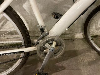 Bicicleta blanca con cesta