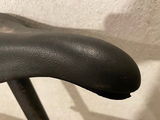 Bicicleta blanca con cesta