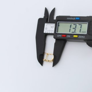 Pendiente de oro de 18k. Peso: 1.37 gr.