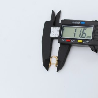 Pendiente de oro de 18k. Peso: 1.37 gr.