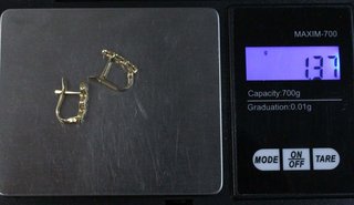 Pendiente de oro de 18k. Peso: 1.37 gr.