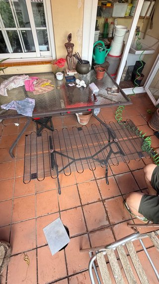 Mesa de metal y plástico reciclada