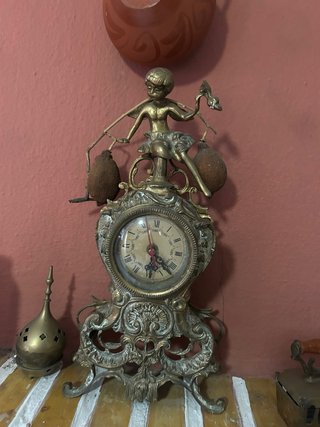 Reloj de sobremesa dorado antiguo