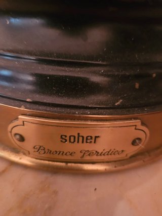 Escultura de bronce periodico (soher)