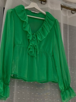 Blusa verde con volantes y manga larga