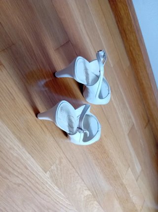 Tacones blancos peep toe