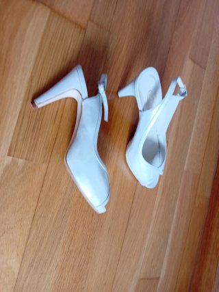Tacones blancos peep toe