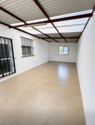 Se vende casa con piscina y terreno