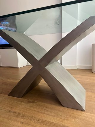 Mesa de comedor con 4 sillas grises