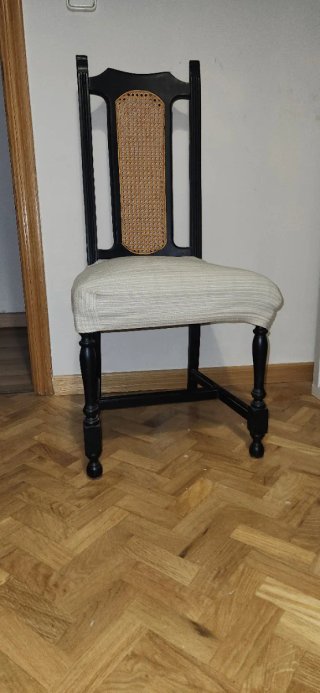Silla de comedor con asiento de tela y respaldo de