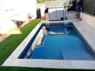 Reforma de piscina: piedra y plástico