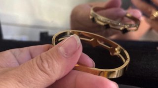 Pulsera acero chapada oro tréboles