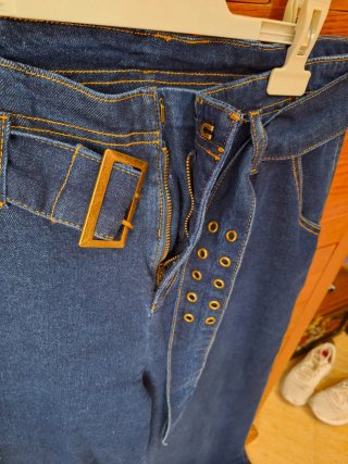 Pantalón vaquero ancho con cinturón