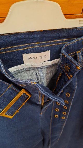 Pantalón vaquero ancho con cinturón