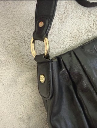 Bolso DKNY de piel negro con cadena dorada estilo