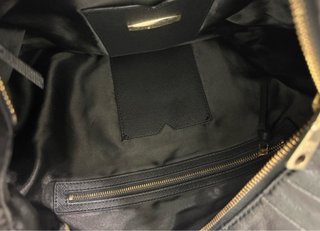 Bolso DKNY de piel negro con cadena dorada estilo