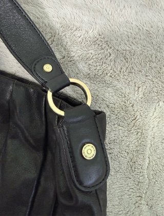 Bolso DKNY de piel negro con cadena dorada estilo