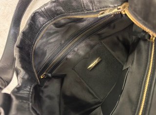 Bolso DKNY de piel negro con cadena dorada estilo
