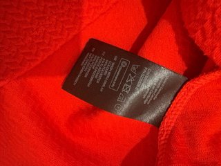 Abito rosso con texture a zig-zag