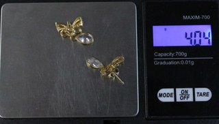 Pendiente de oro de 18k. Peso: 4.04 gr.