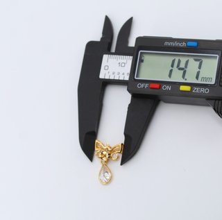 Pendiente de oro de 18k. Peso: 4.04 gr.