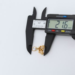 Pendiente de oro de 18k. Peso: 4.04 gr.