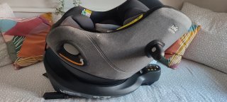 Silla de auto Joie giratoria con base isofix.