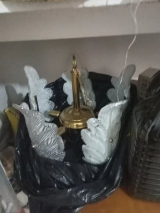 Lámpara de techo dorada y transparente