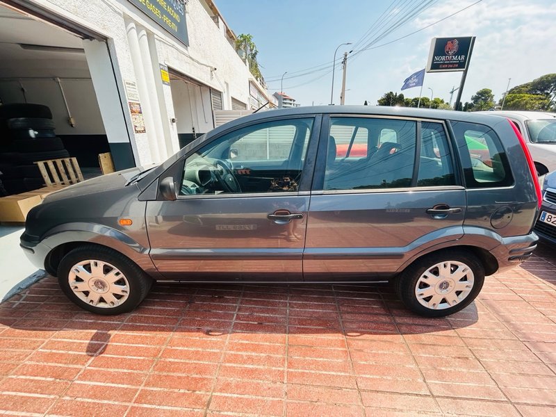 Ford Fusion 2002 - foto 1