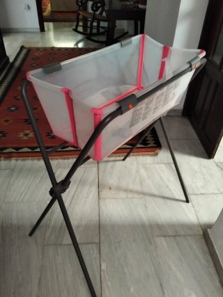 Bañera Stokke con patas y adaptador bebé