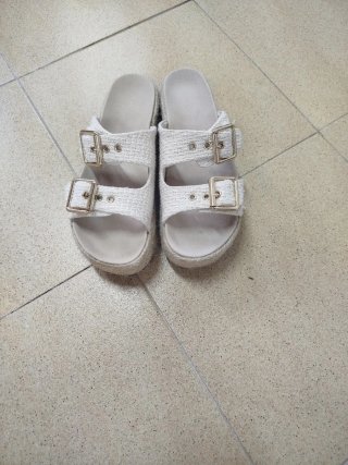 Sandalias Beige y Blancas con Hebillas