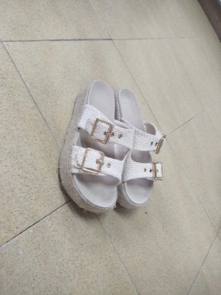 Sandalias Beige y Blancas con Hebillas