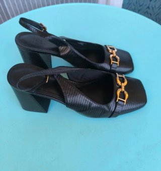 Sandalias negras tacón con cadena dorada
