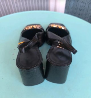 Sandalias negras tacón con cadena dorada