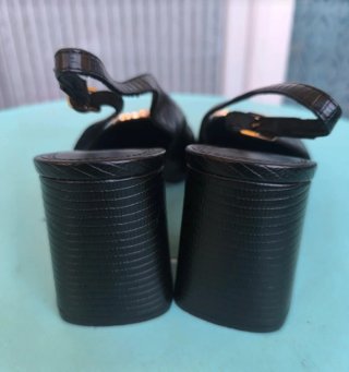 Sandalias negras tacón con cadena dorada