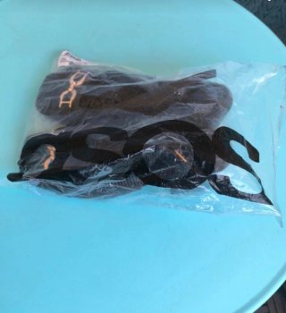 Sandalias negras tacón con cadena dorada
