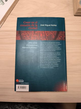 Creer en el corazón de la ciudad : la fe que bu...