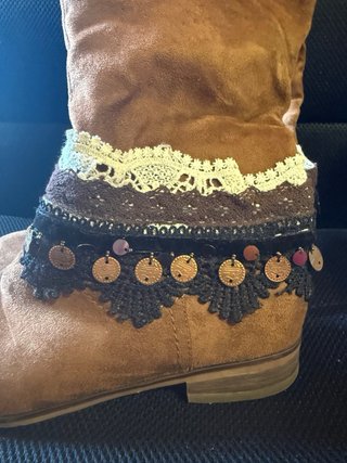 Botas altas boho marrones con detalles dorados