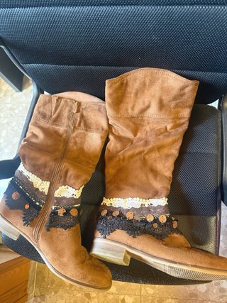 Botas altas boho marrones con detalles dorados