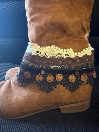 Botas altas boho marrones con detalles dorados