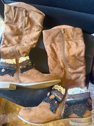 Botas altas boho marrones con detalles dorados