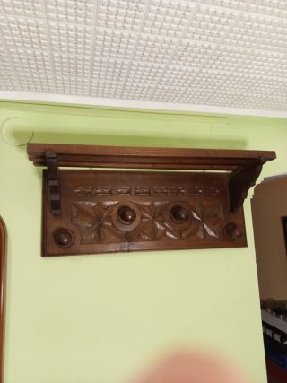 Perchero antiguo tallado a mano