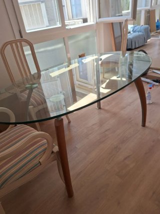 Mesa de comedor de cristal y madera