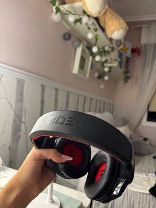 Cascos negros y rojos