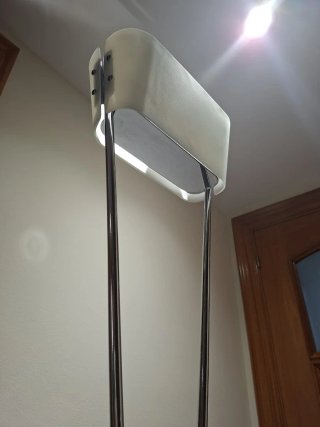 Lámpara de pie moderna plateada