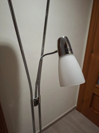 Lámpara de pie moderna plateada